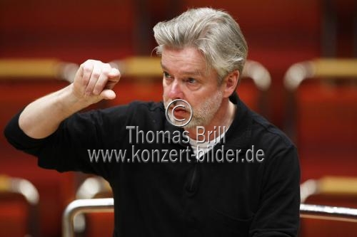 Finnischer Dirigent Jukka-Pekka Saraste leitet das WDR Sinfonieorchester Köln in Begleitung des deutschen Violinisten Frank Peter Zimmermann in der Kölner Philharmonie (© Thomas Brill)